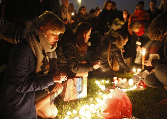 epaselect epa05227983 Staff at Zaventem airport light candles at a silent walk to commemorate a day after terrorist attack, in Brussels, Belgium, 23 March 2016. Security services are on high alert fol ...
