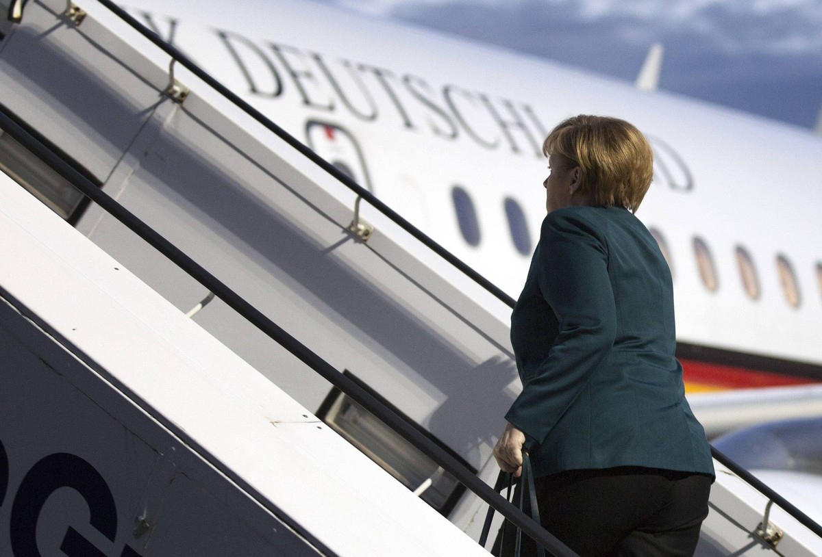 Bundeskanzlerin Angela Merkel, CDU, auf dem Weg zum Flugzeug am Flughafen Tegel. Merkel wird ihren ersten Antrittsbesuch in Paris machen. 18.12.2013, Berlin Deutschland PUBLICATIONxINxGERxSUIxAUTxONLY ...