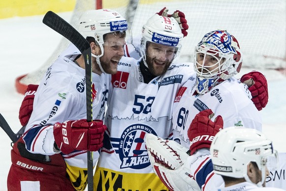 Rapperswils Daniel Vukovic, Flurin Randegger und Goalie Melvin Nyffeler, von links, feiern ihren Sieg im Eishockey Meisterschaftsspiel der National League zwischen dem SC Bern und den SC Rapperswil Jo ...