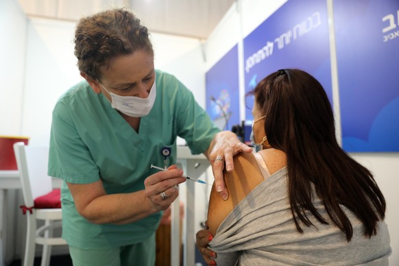 Eine Frau wird in Tel-Aviv geimpft.