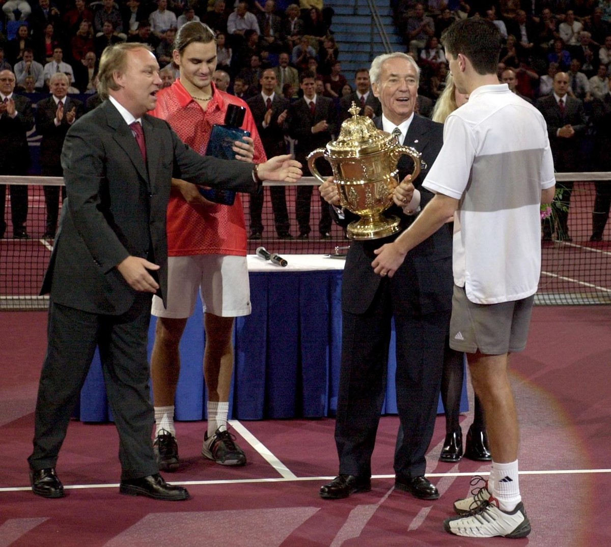 Ernst Schneider, Praesident von Davidoff International, zweiter von rechts, ueberreicht dem Briten Tim Henman, rechts, am Sonntag, 28. Oktober 2001 den Siegespokal an den Davidoff Swiss Indoors Tennis ...