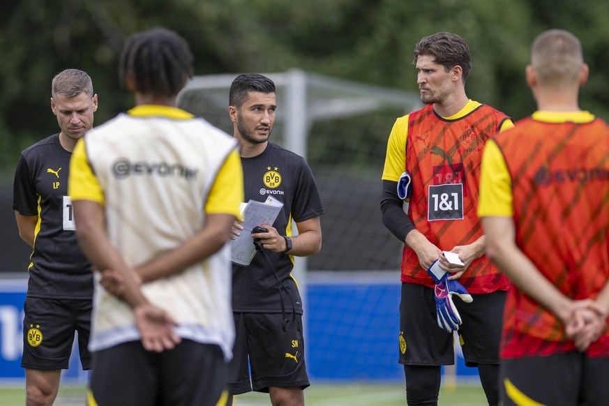 01.08.2024: Fu�ball: Trainingslager von Borussia Dortmund in Bad Ragaz Trainer Nuri Sahin gibt Anweisungen, Torwart Gregor Kobel steht daneben. *** 01 08 2024 Football Borussia Dortmund training camp  ...