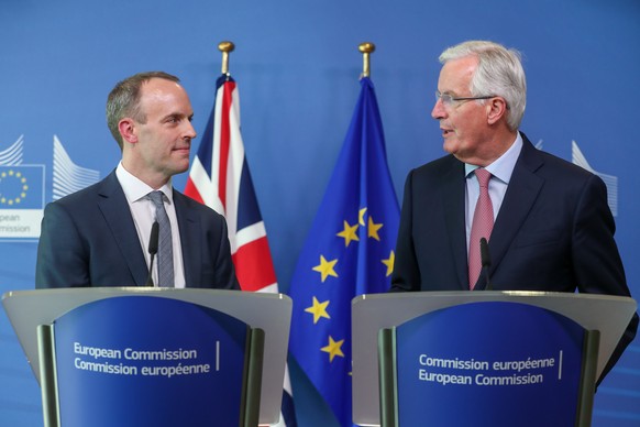 epa06898485 New British Government Brexit secretary Dominic Raab (L) is welcomed by EU&#039;s chief Brexit negotiator Michel Barnier (R), hold a joint press conference at the European Commission in Br ...