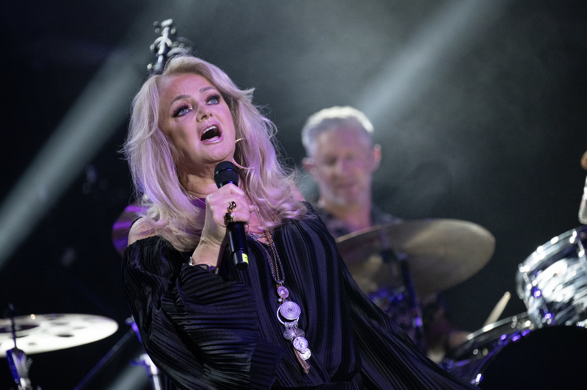 02.10.2023, Berlin: Die Sängerin Bonnie Tyler singt während eines Konzerts der Tour «40 Jahre Total Eclipse of the Heart» im Admiralspalast.