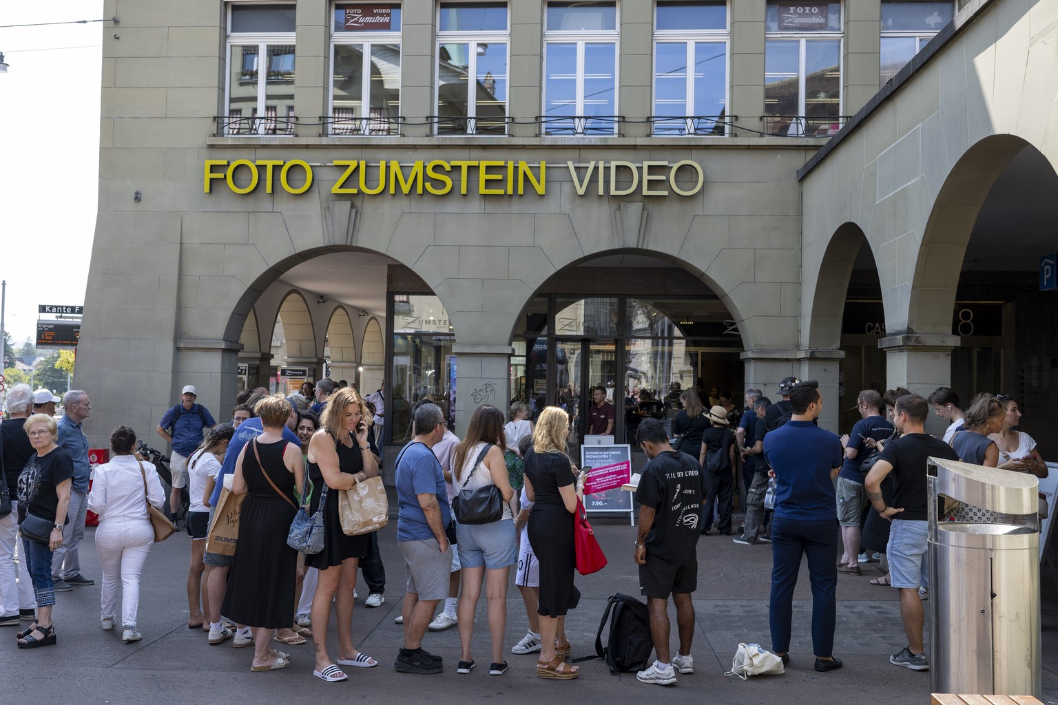 Personen stehen Schlange um sich eine Sonnenschutzbrille zu kaufen, am Dienstag, 11. August 2026, bei Foto Zumstein in Bern. Am 12. August findet in der Schweiz mit 93% eine partielle Sonnenfinsternis ...