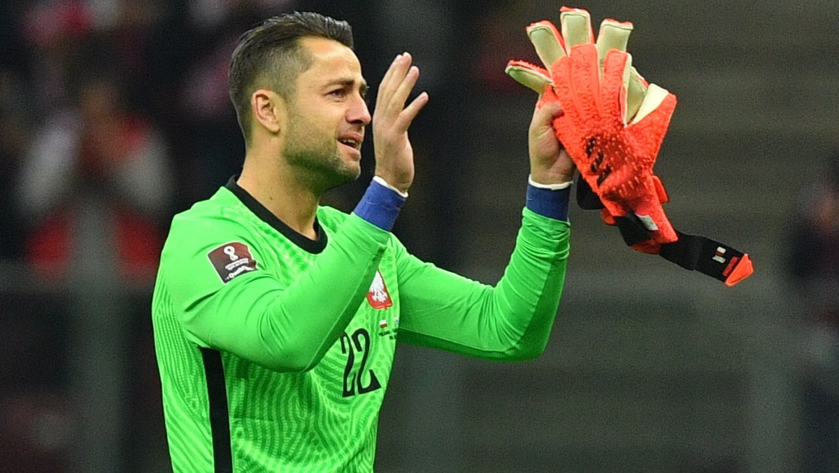epa09515756 Poland's goalkeeper Lukasz Fabianski reacts after playing his last match with the Poland national team in the FIFA World Cup 2022 qualifying soccer match between Poland and San Marino ...