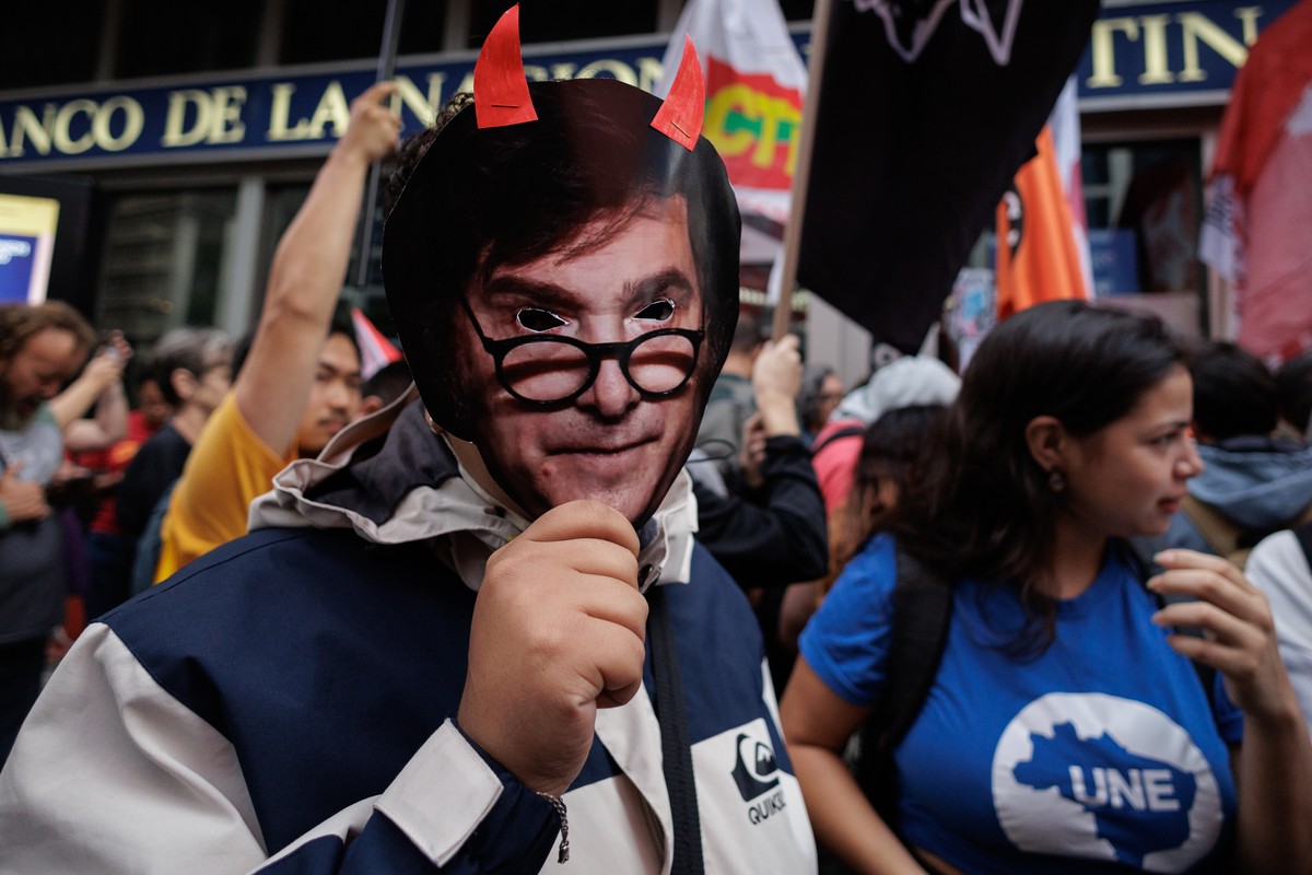 epa11102317 A demonstrator wearing a Milei mask rallies in front of the Argentine consulate in Sao Paulo, Brazil, 24 January 2024. Brazilian unions demonstrated in front of the Argentine diplomatic re ...