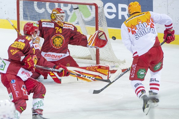 Tigers, Larry Leeger, links und Goalie, Ivars Punnenovs, Mitte, kaempfen um den Puck, gegen Lausannes Topscorer Cody Almond, rechts, waehrend dem Meisterschaftsspiel der National League, zwischen den  ...