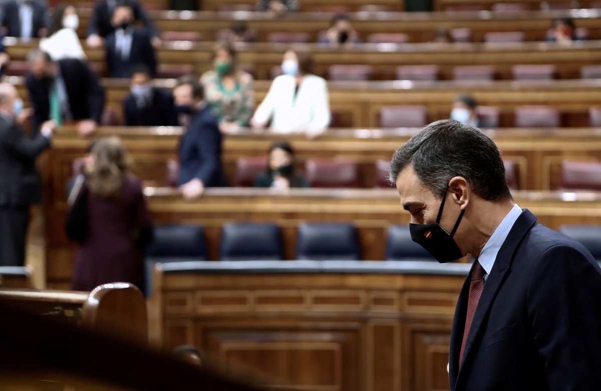 epa08760853 Spanish Prime Minister Pedro Sanchez (R) arrives to attend the debate on a non-confidence vote by far-right party Vox at Congress of Deputies in Madrid, Spain, 21 October 2020. Vox party b ...