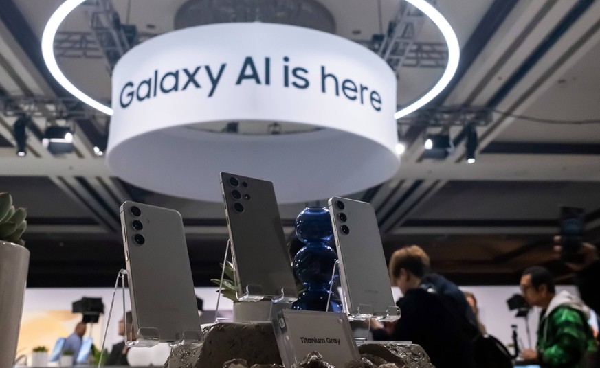 SAMSUNG AI POWERED SMARTPHONES, A display featuring a range of Samsung smartphones with features powered by AI at the Signia by Hilton in San Jose, California, Tuesday, January 16, 2024. ACHTUNG: NUR  ...