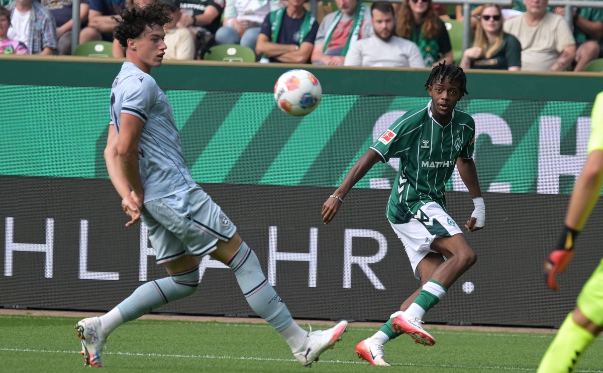 Flanke von Samuel Mbangula SV Werder Bremen 19, SV Werder Bremen - Udinese Calcio , Fussball, Bundesliga, 09.08.2025 DFB regulations prohibit any use of photographs as image sequences and/or quasi-vid ...