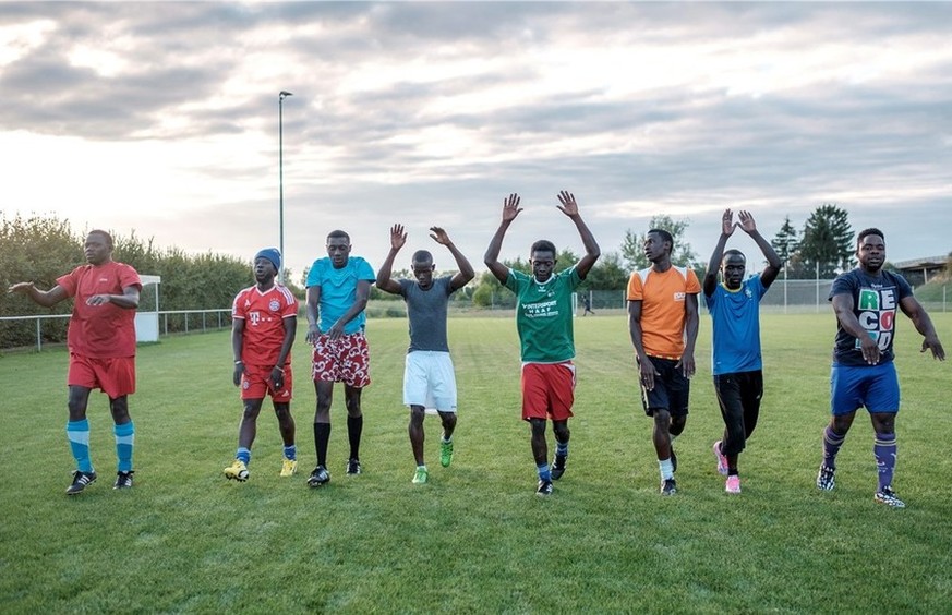 Die gambischen Flüchtlinge beim Training auf dem Sportplatz der Sportfreunde Hügelheim.<br data-editable="remove">