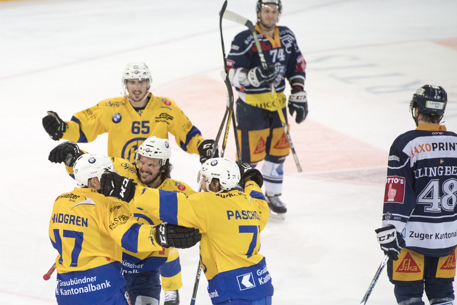 Die Davoser feiern das 3:3 fuer Davos beim dritten Eishockey Playoff Halbfinalspiel der National League A zwischen dem EV Zug und dem HC Davos am Samstag, 25. Maerz 2017, in Zug. (KEYSTONE/Urs Flueele ...