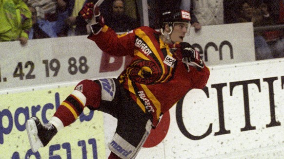 Patrick Howald, SC Bern, schiesst am 4. April 1992 in Bern beim Playoff-Spiel gegen den SC Freiburg bereits nach 38 Sekunden das erste Tor fuer die Berner. (KEYSTONE/Juerg Mueller)