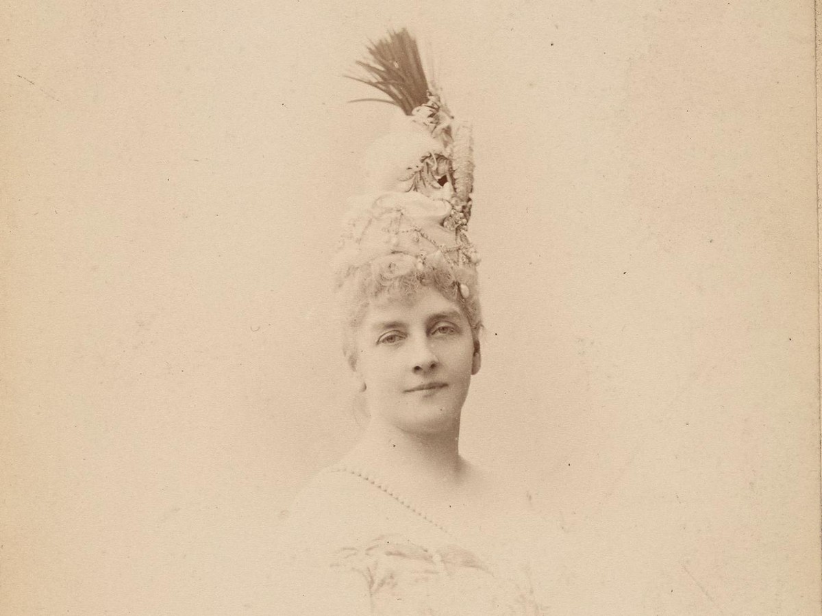 Porträt von Hélène de Pourtalès, um 1878.
http://www.getty.edu/art/collection/objects/39166/nadar-gaspard-felix-tournachon-paul-nadar-countess-helene-de-pourtales-french-about-1878/?dz=0.5000,0.5000,0 ...