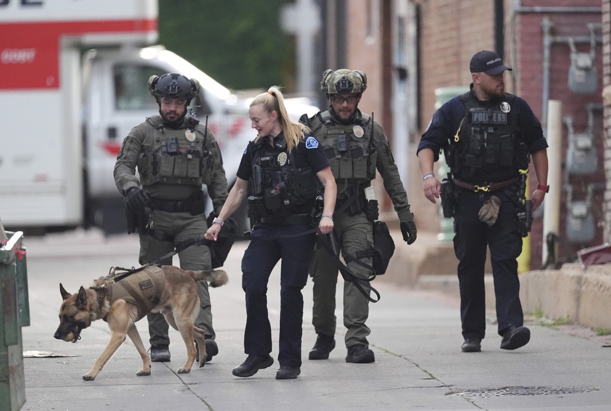 Law enforcement officials investigate after an attack on the Pearl Street Mall Sunday, June 1, 2025, in Boulder, Colo. (AP Photo/David Zalubowski)
Boulder Attack