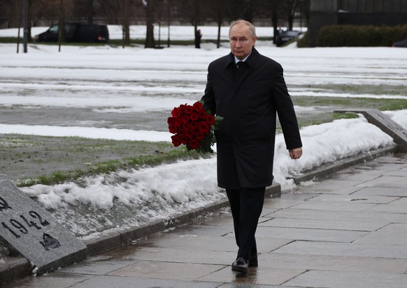 epa10412791 Russian President Vladimir Putin lays flowers at the Motherland monument at Piskaryovskoye Memorial Cemetery in St. Petersburg, Russia, 18 January 2023, marking the 80th anniversary of the ...