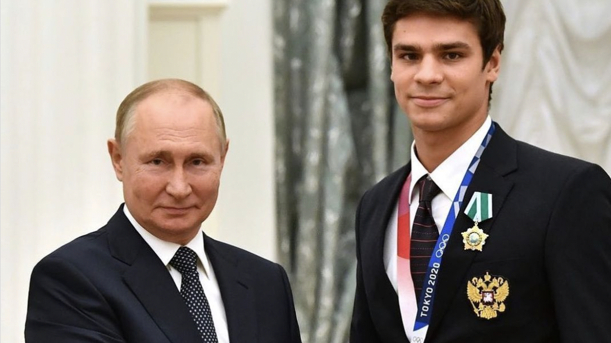 Le double champion olympique de natation Evgeny Rylov pose au côté du président russe.