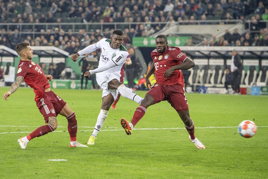 Breel EMBOLO MG, Mi. erzielt das Tor zum 4:0 Lucas HERNANDEZ M, l. und Dayot UPAMECANO M kommen zu spaet sp�t Schuss, Gewaltschuss Fussball DFB Pokal 2. Runde, Borussia Moenchengladbach MG - FC Bayern ...