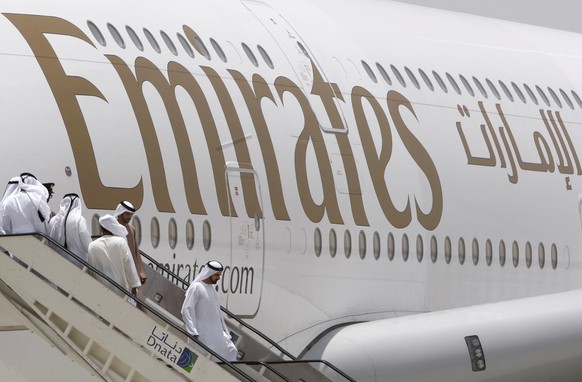 Scheich Mohammed bin Rashid al-Maktoum, Herrscher von Dubai, Premierminister der Vereinigten Arabischen Emirate und Sponsor von Eric Weber, verlässt ein Flugzeug der Emirates Airlines.&nbsp;