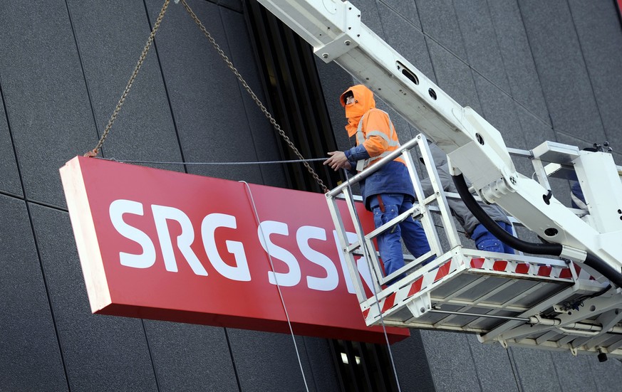 ZUM STELLENABBAU BEI DER SRG STELLEN WIR IHNEN AM DIENSTAG, 6. OKTOBER 2015, FOLGENDES ARCHIVBILD ZUR VERFUEGUNG - Montage des neuen Logos SRG SSR beim Schweizer Fernsehen in Zuerich am Mittwoch, 2. M ...