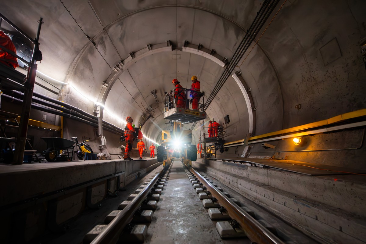 Sanierungsarbeiten im Gotthard-Basistunnel, aufgenommen am Freitag, 24. Mai 2024, bei Faido. Bei der Entgleisung eines Gueterzuges am 10. August 2023, wurde die Gleisanlage sowie ein Spurwechseltor im ...