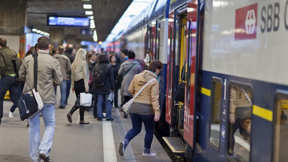 ARCHIV - ZU DEN ZAHLEN DES BFS ZUM OEFFENTLICHEN VERKEHR 2016 STELLEN WIR IHNEN FOLGENDES BILDMATERIAL ZUR VERFUEGUNG - Pendler am fruehen Morgen im S-Bahn Bahnhof Zuerich Altstetten, aufgenommen am 3 ...