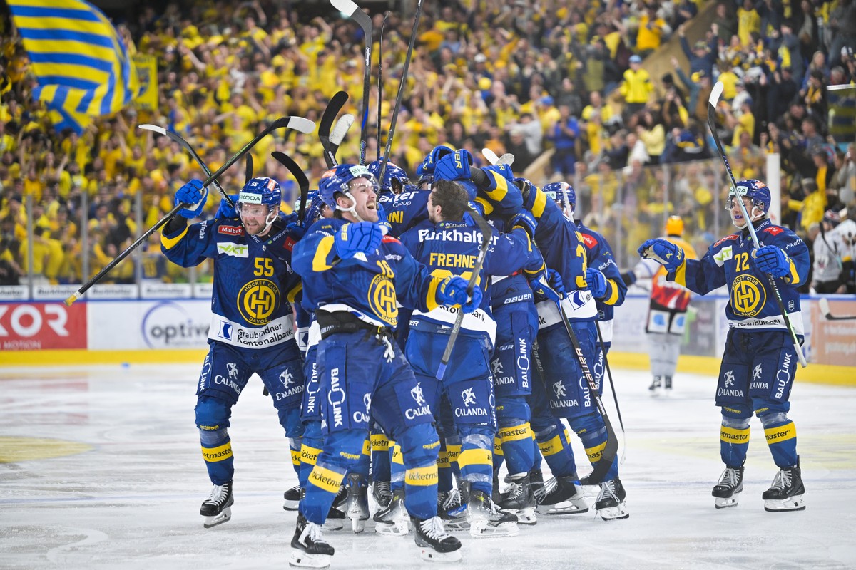 Davos bejubelt das 5-4 durch Adam Tambellini (HCD) im fuenften Eishockey Playoff Finalspiel der National League zwischen HC Davos (HCD) und HC Fribourg-Gotteron (HCFG), am Sonntag, 26. April 2026, in  ...