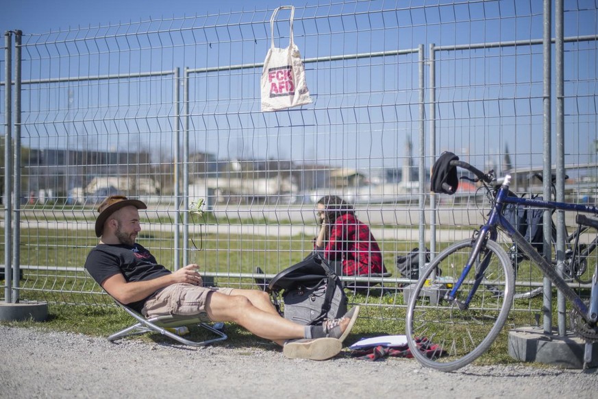 Ein Paar trifft sich an der Grenze zwischen dem deutschen Konstanz und Kreuzlingen in der Schweiz, aufgenommen am Sonntag, 5. April 2020, in Kreuzlingen. Nachdem sich Menschen am ersten an der Landesg ...