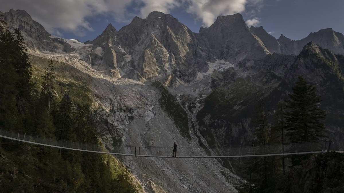 Le nouveau chemin de randonnée menant à la cabane de Sciora emprunte quatre ponts suspendus, avec vue sur le Piz Cengalo et le Piz Badile.