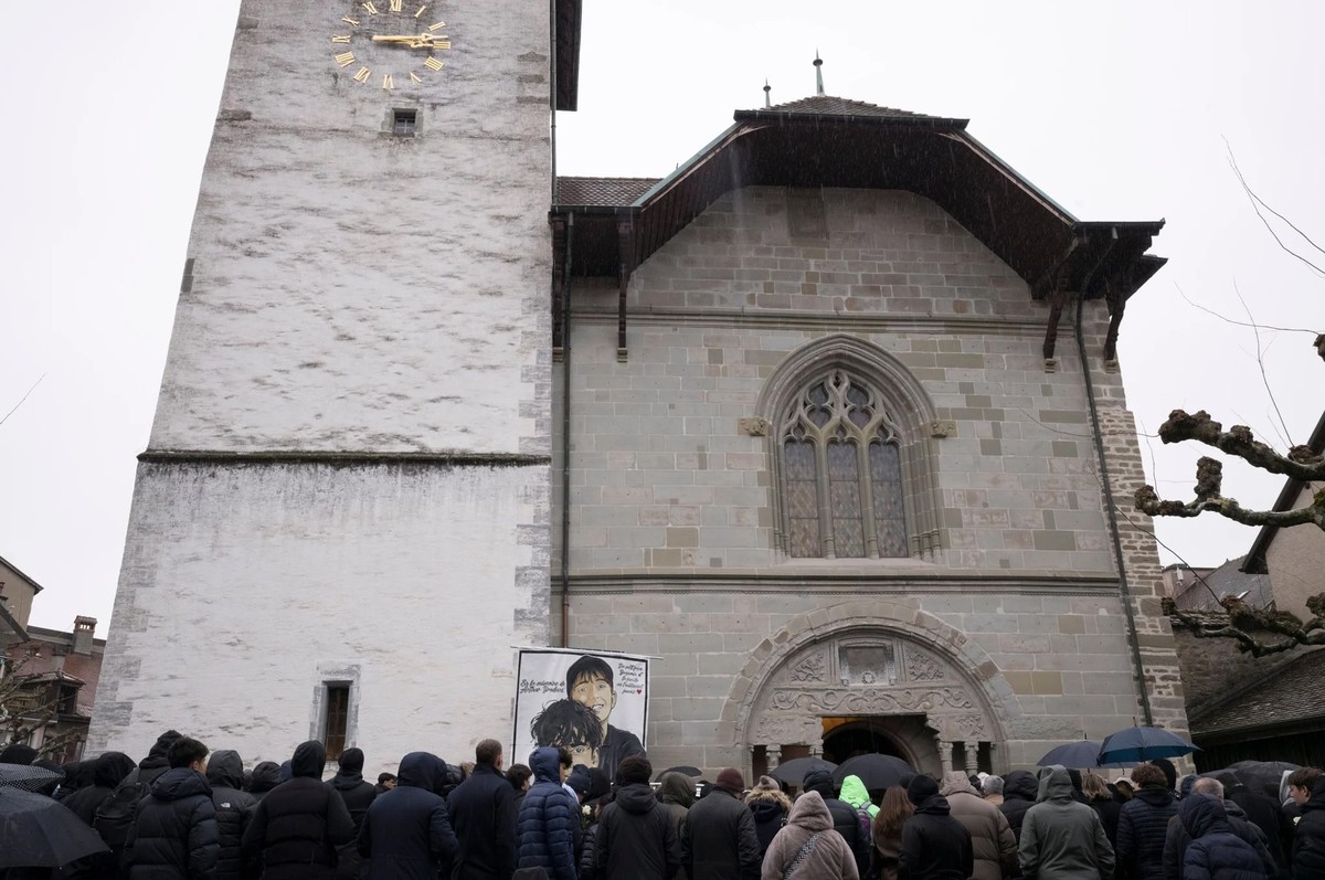 Ein Dorf trauert. Hunderte Menschen finden keinen Platz in der Kirche.
