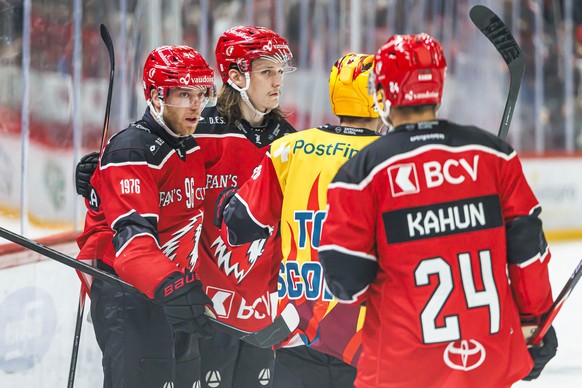 Drake Caggiula (LHC), gauche, celebre avec ses coequipiers apres avoir marque lors du match du championnat suisse de hockey sur glace de National League entre Lausanne HC, LHC, et le HC Ambri-Piotta,  ...