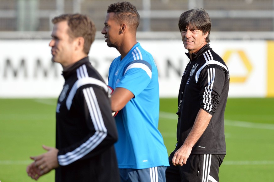 Deutschland Abschlusstraining --- Fussball --- International --- 13.10.2014 Deutschland, von links: Oliver Bierhoff (Manager), Jerome Boateng, Joachim Jogi Löw, Loew (Trainer), halbe Figur

Germany Co ...