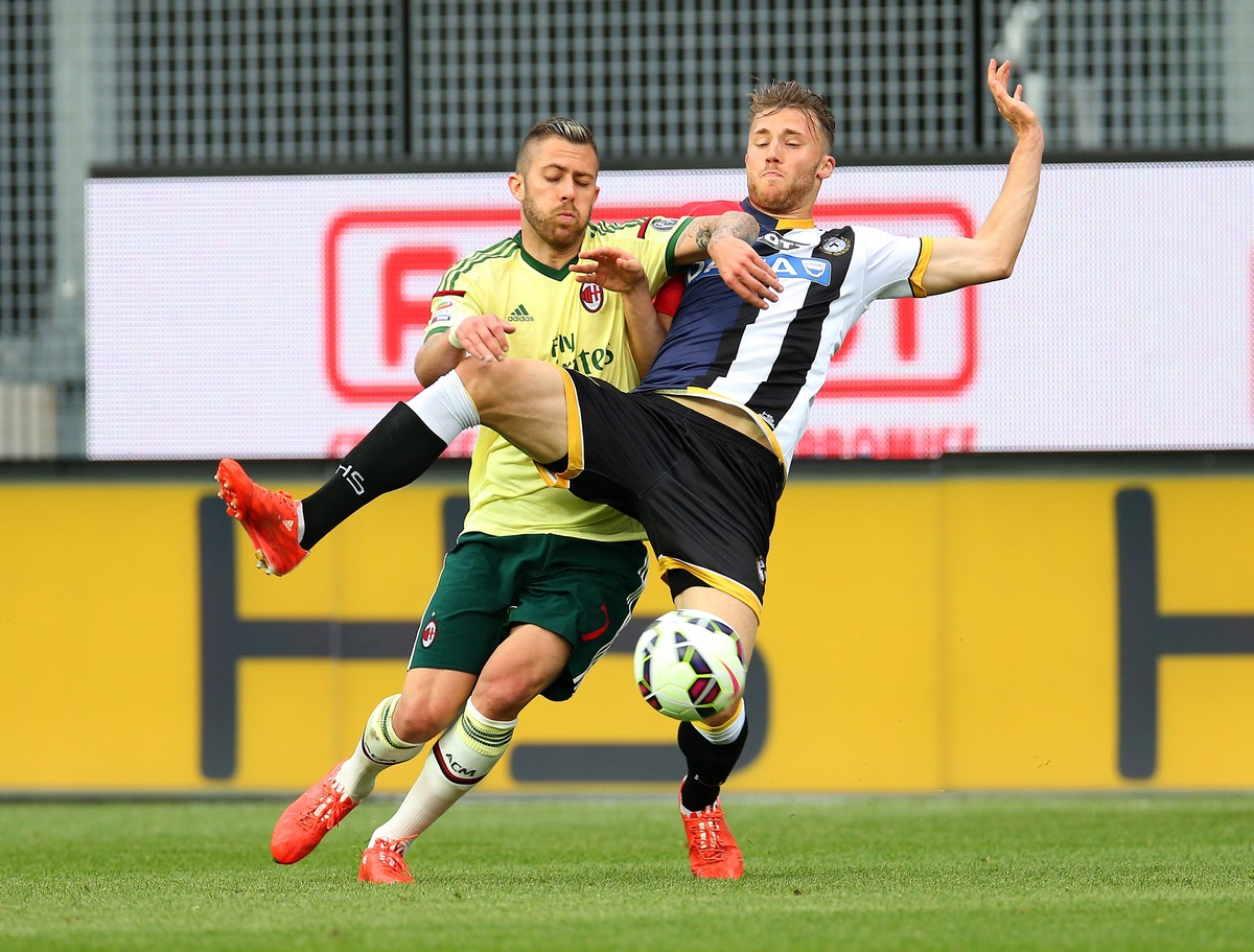 Silvan Widmer (r.) kommt mit Udinese zum 2:1-Sieg gegen Milan.