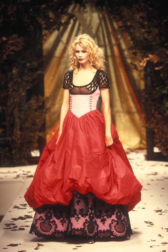 RECORD DATE NOT STATED Valentino fashion show 1994 Claudia Schiffer EDITORIAL USE ONLY 29890 1994 00 00 France Schiffer, Claudia PUBLICATIONxNOTxINxFRAxBEL Copyright: xGuyxMarineaux STAR_29890_056