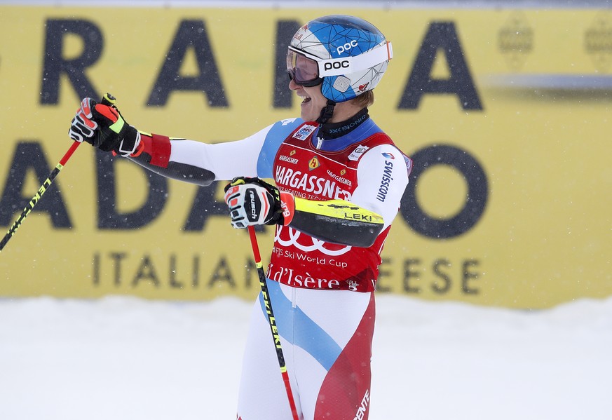 epa09636111 Marco Odermatt of Switzerland celebrates after taking the first place in the Men&#039;s Giant Slalom race at the FIS Alpine Skiing World Cup in Val d&#039;Isere, France, 11 December 2021.  ...