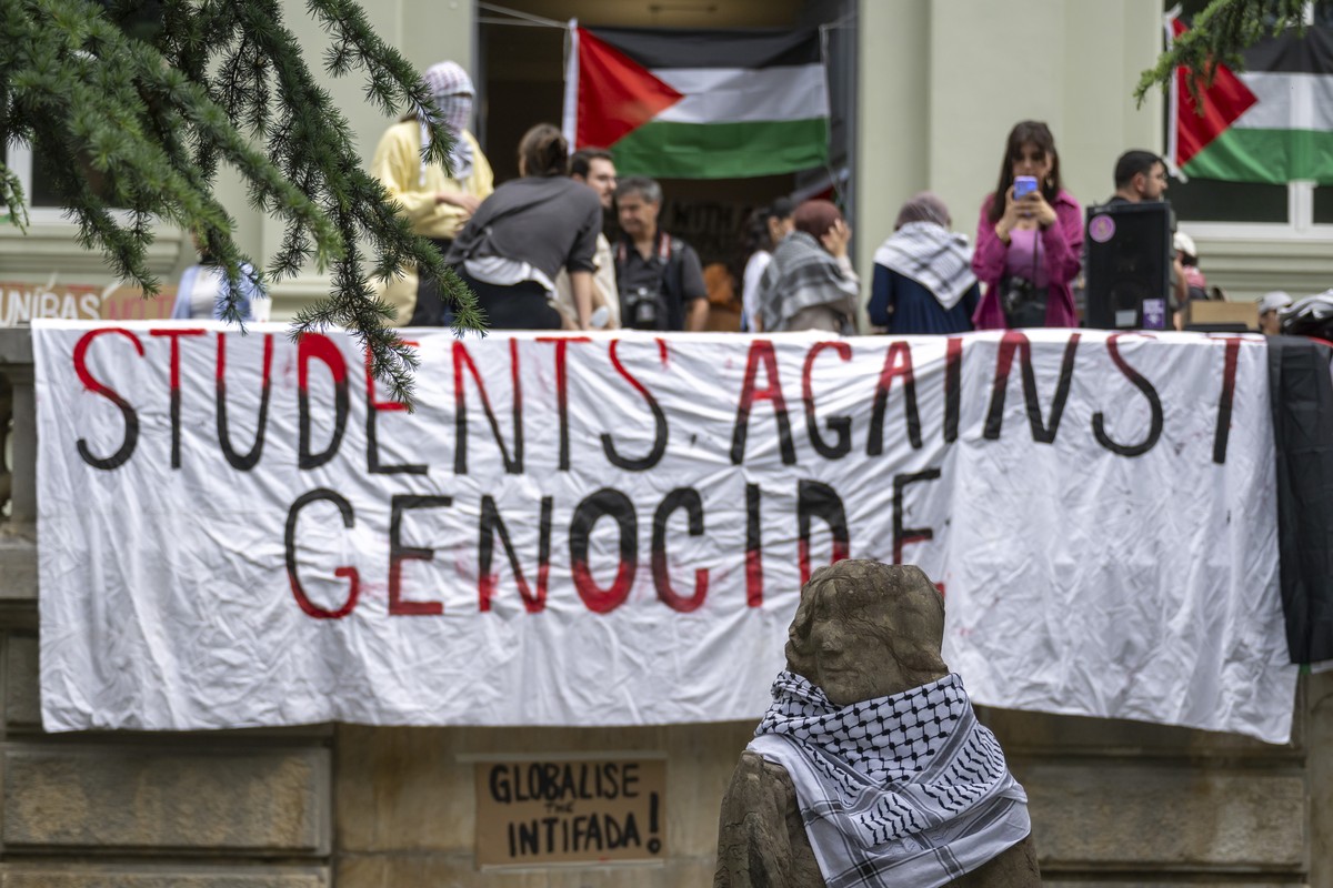 Studierende besetzen das Bernoullianum (Departementsgebaeude der Universitaet) in Basel, am Montag, 13. Mai 2024. Sie fordern einen Waffenstillstand in Gaza und rufen dazu auf, die Hochschule solle ih ...