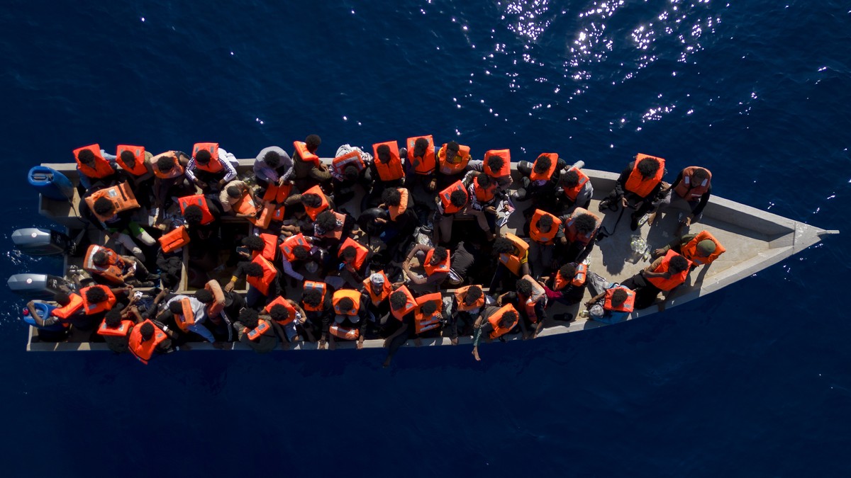 Refugee boat capsizes in northern France: Seven-year-old dead American paramedic convicted in death of black man