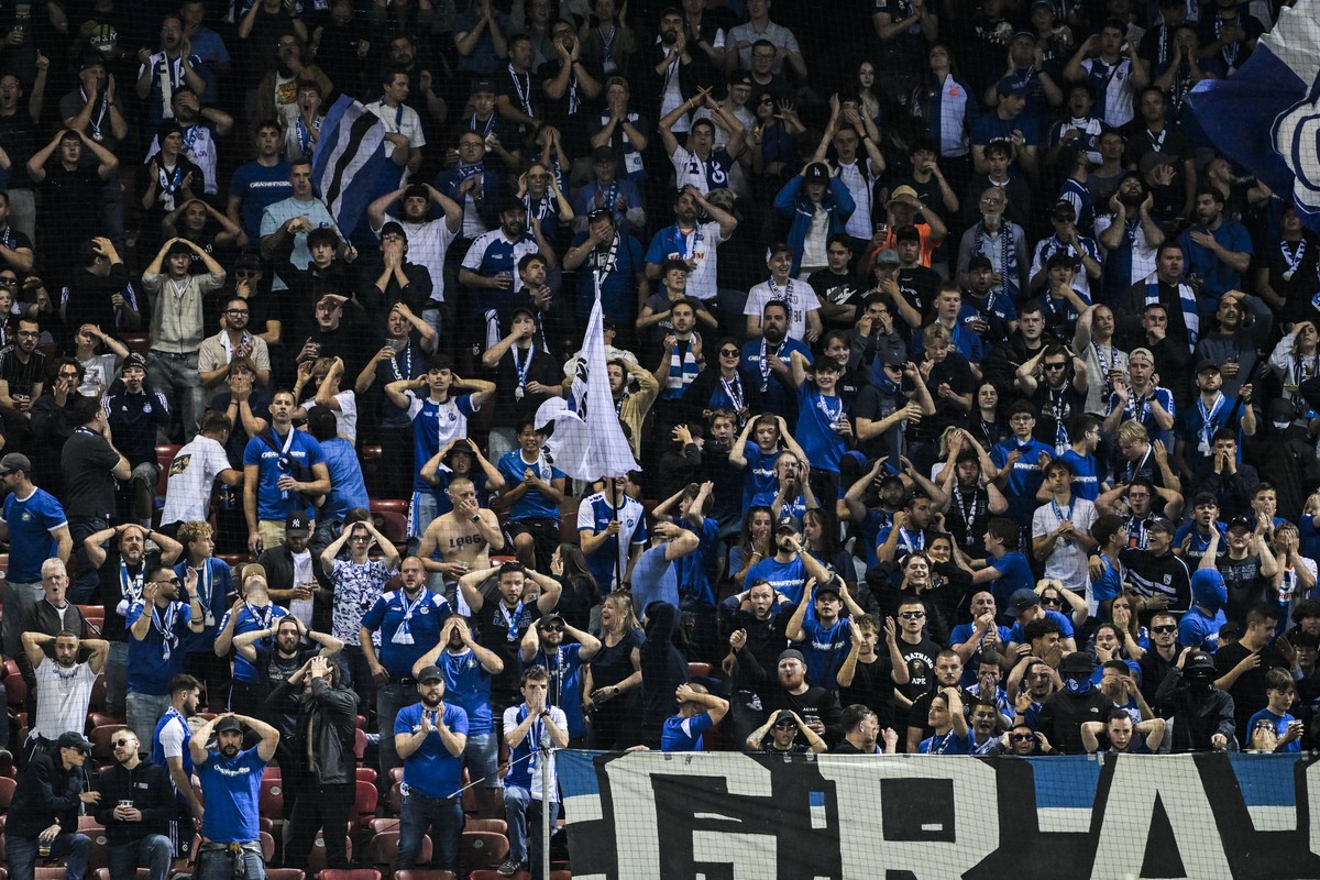 Fans von GC reagieren nach einer verpassten Chance beim Super League/Challenge League Barrage Rueckspiel zwischen dem Grasshopper Club Zuerich und dem FC Aarau, am Donnerstag, 21. Mai 2026 in im Stadi ...