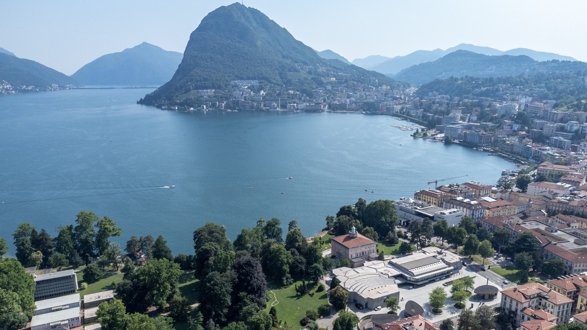 Die Stadt Lugano, im Hintergrund der Luganersee und der Monte San Salvatore. Unten, von links, der Ciani-Park, die Villa Ciani mit Blick auf den See und hinter der Villa der Palazzo dei Congressi, am  ...