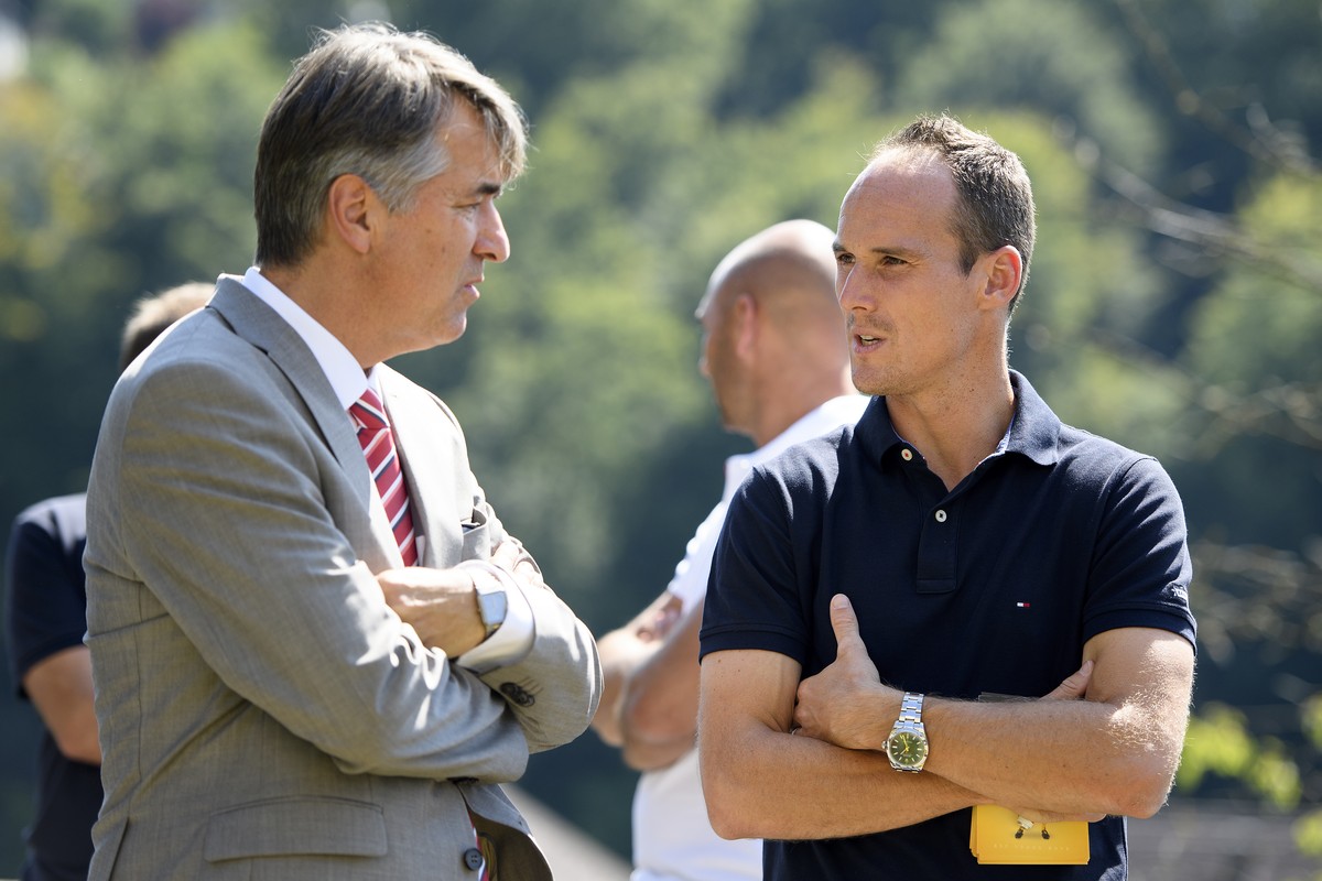 Alec von Graffenried, Berner Stadtpraesident, links, und YB's Steve von Bergen, rechts, unterhalten sich waehrend des Empfangs des BSC YB durch die Berner Stadtregierung, am Mittwoch, 5. Septembe ...