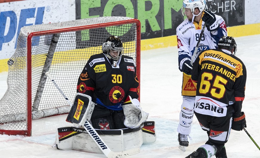 Berns Torhueter Philip Wuethrich, links, ist zum 1-2 geschlagen, Zugs Justin Abdelkader schaut zu im Eishockey Meisterschaftsspiel der National League zwischen dem SC Bern und dem EV Zug, am Dienstag, ...