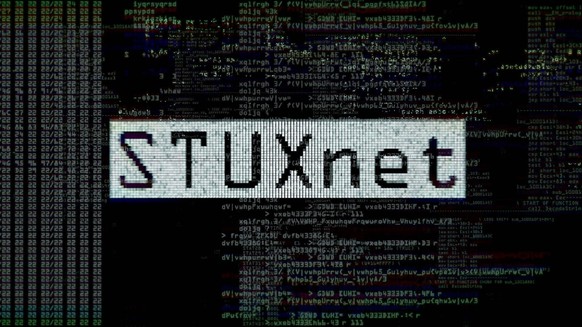 Mit der Entdeckung von Stuxnet geriet erstmals eine von staatlichen Hackern entwickelte Cyberwaffe ungewollt in private Hände. Die Schadsoftware war sehr wahrscheinlich von den USA und Israel um 2006 entwickelt worden – auch wenn die beteiligten Verantwortungsträger bis heute schweigen.