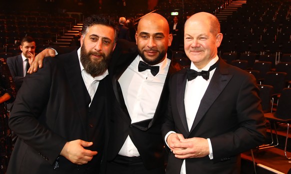 epa06555545 (L-R) Kida Khodr Ramadan, Veysel and Olaf Scholz during the 53rd annual &#039;Goldene Kamera&#039; (Golden Camera) film and television award ceremony in Hamburg, Germany, 22 February 2018. ...