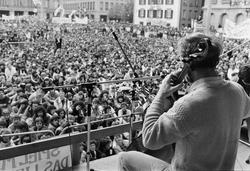 Der Kabarettist und Schriftsteller Franz Hohler tritt am 5. Mai 1984 auf dem Bundesplatz in Bern an der Demonstration gegen das Waldsterben auf. (KEYSTONE/Str)