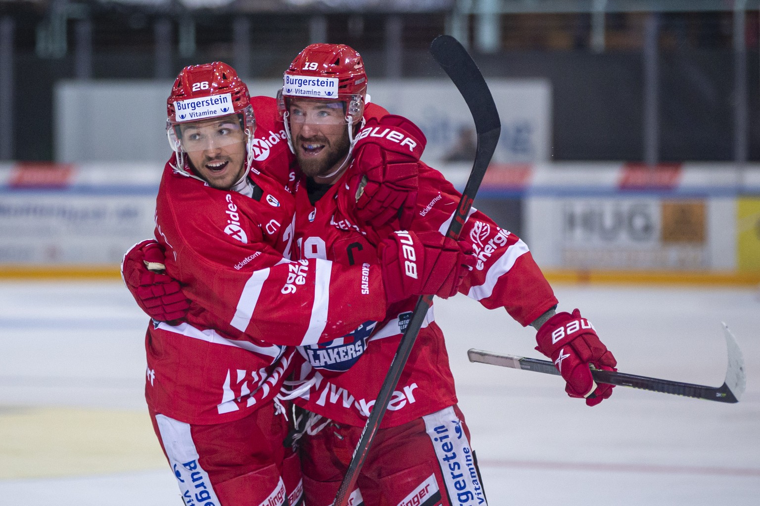 SC Rapperswil-Jona Lakers Verteidiger David Aebischer, links, gratuliert Andrew Rowe zu seinem Treffer zum 2-1 waehrend dem Eishockey-Meisterschaftsspiel der National League zwischen den SC Rapperswil ...