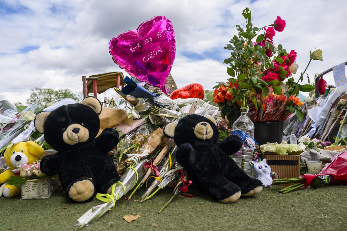 epa10683247 Flowers and tributes to the victims are seen at the children's playground after a knife attack in Annecy, France, 10 June 2023. On 08 June, a man had carried out an attack with a knif ...