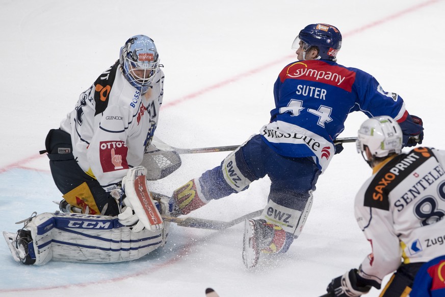 Zuerichs Pius Suter, rechts, schiesst das 1:0 gegen Zugs Tobias Stephan, links, waehrend dem Eishockey-Qualifikationsspiel der National League A zwischen den ZSC Lions und dem EV Zug, am Dienstag, 18. ...