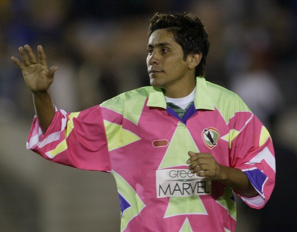 Jorge Campos mit einem seiner selbstdesignten Trikots. Der ehemalige mexikanische Nationaltorwart lässt sich offensichtlich vorallem von Stabilo-Boss-Stiften inspirieren.