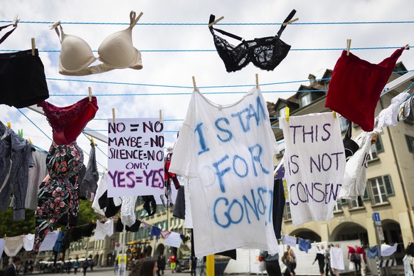 CAPTION CORRECTION +++ Unterwaesche haengt an einer Waescheleine, waehrend einer Aktion zur Petition &quot;Nur Ja heisst Ja&quot;, am Montag, 30. Mai 2022 in Bern. (KEYSTONE/Peter Klaunzer)